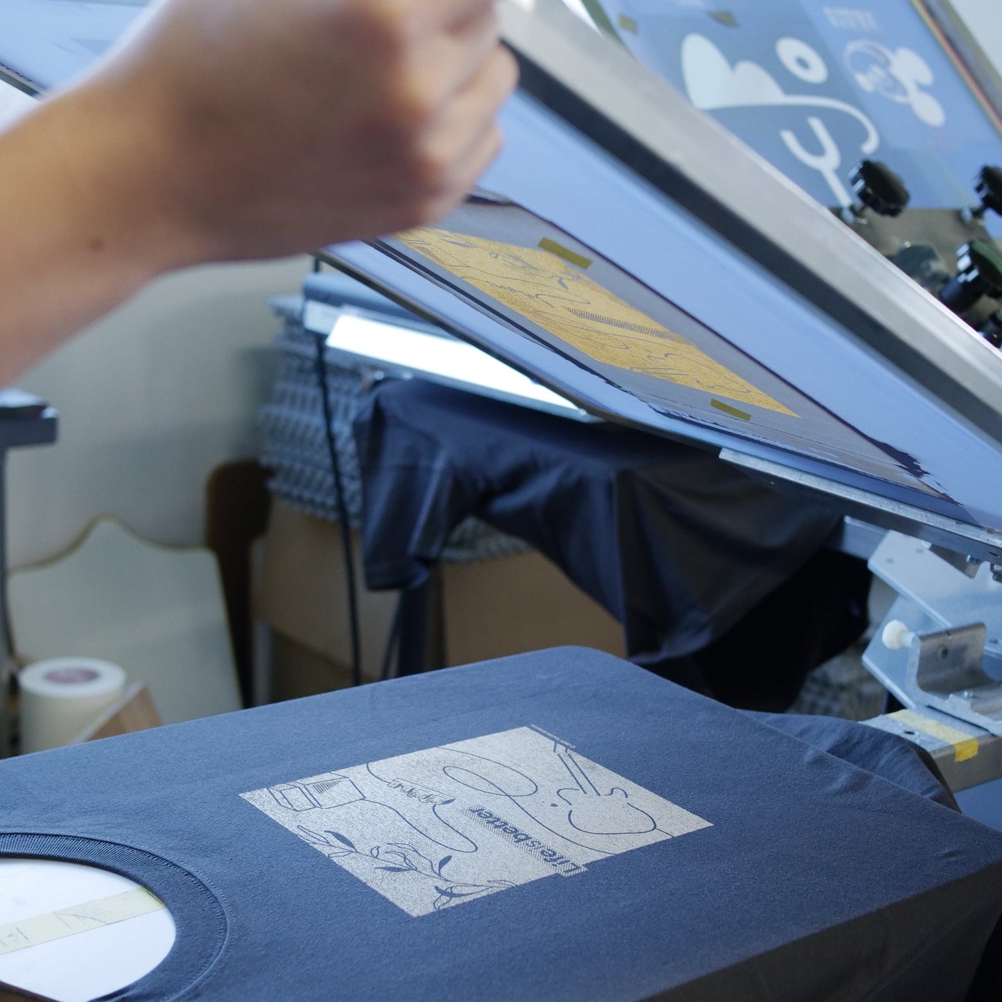 "Life is Better" T-shirt [Sumi Black M/L/XL]