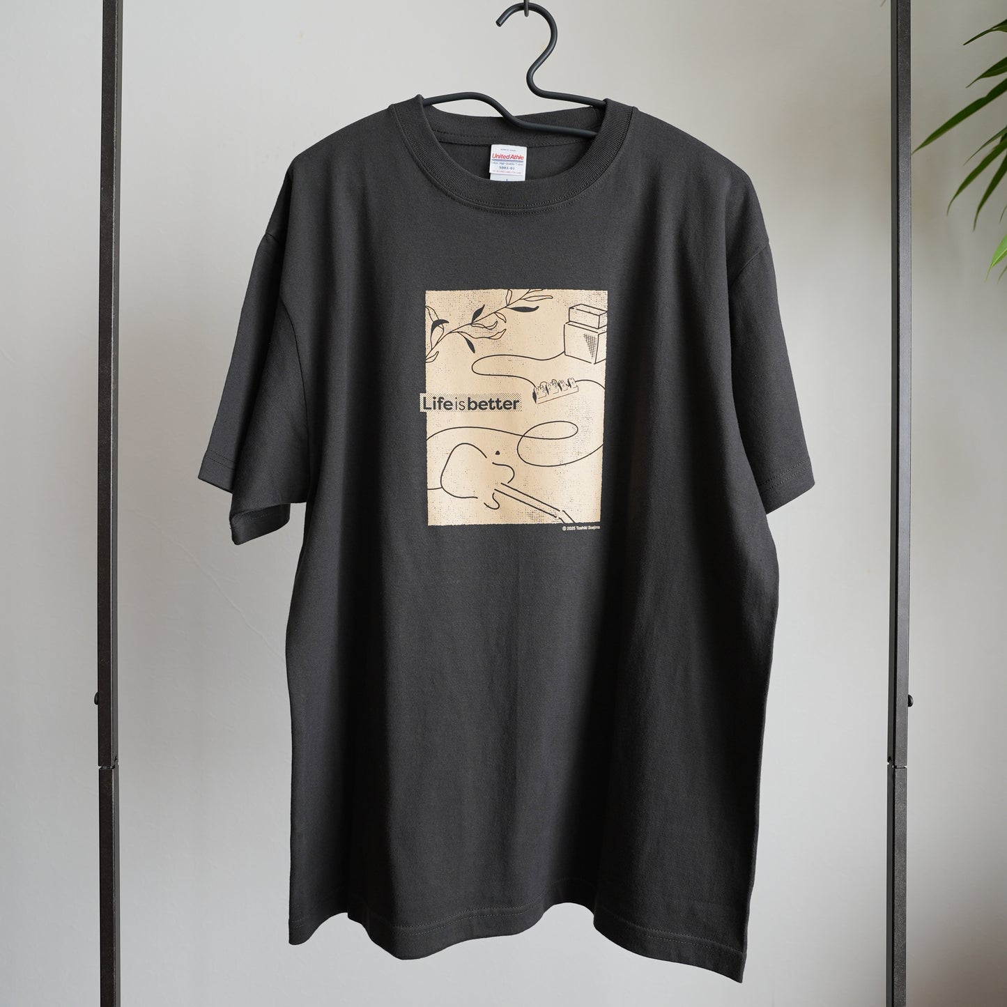 "Life is Better" T-shirt [Sumi Black M/L/XL]