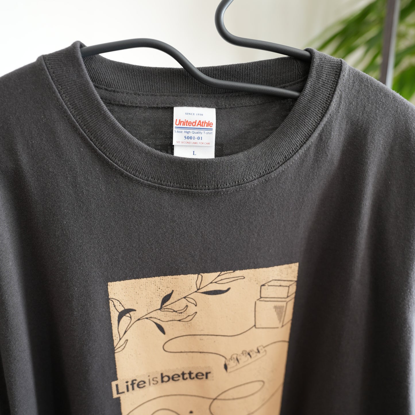 "Life is Better" T-shirt [Sumi Black M/L/XL]